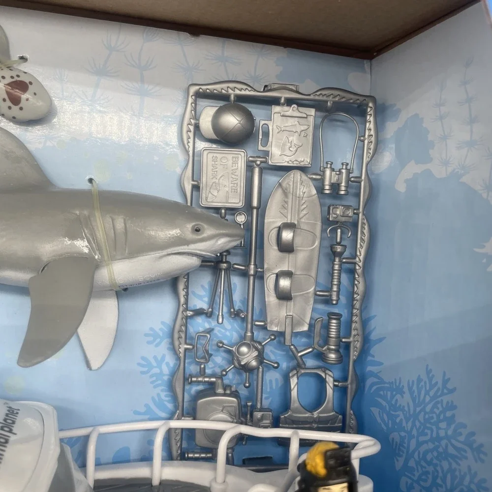 Animal Planet Shark Research Boat Playset with 2 Sharks, Lights‎ & Sound NEW
